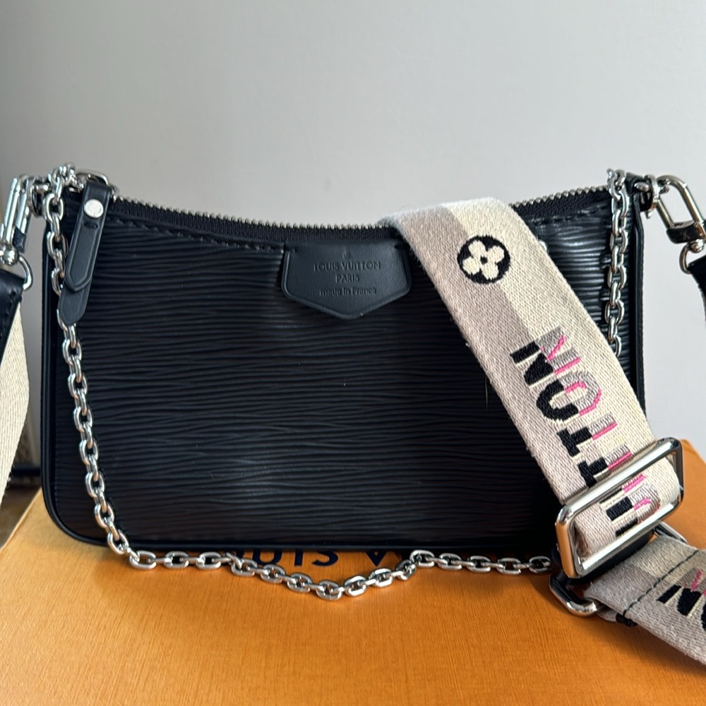 LOUIS VUITTON Black Epi Leather Pouch with adjustable strap and shoulder chain - Picture 2 of 9
